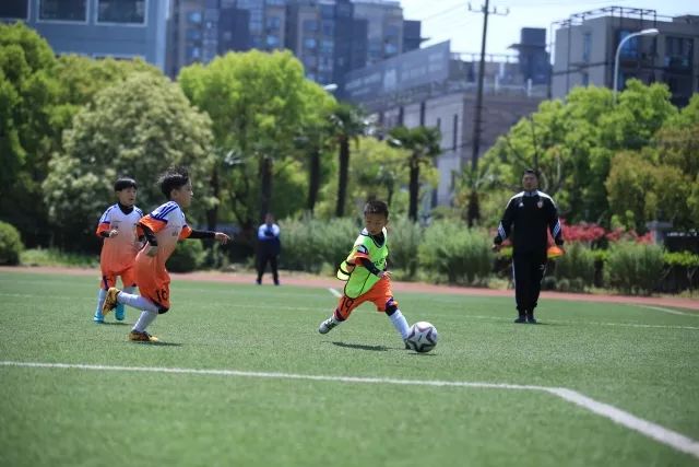 詹姆斯三双克内克特20+8 湖人大胜马刺止3连败